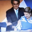 Bolsonaro troca caneta de nova presidente da Caixa para assinatura ser com Bic