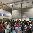 Mãe brasileira e filho aguardam decisão sobre deportação em aeroporto de Portugal