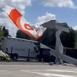 Piloto sai ileso após pousar avião com ajuda de paraquedas; veja