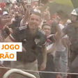 Torcedor do São Paulo é flagrado imitando macaco no Morumbi
