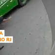 Motociclista é salvo por capacete após cair embaixo de ônibus
