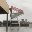 Ventania causada por ciclone derruba outdoor de mercado em SC; vídeo
