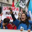 Manifestantes vão às ruas contra Bolsonaro e em defesa da democracia