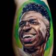 Fã de Vinicius Junior tatua rosto do jogador do Real Madrid