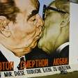 Morre artista que criou grafite icônico do Muro de Berlim
