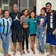 Lateral do Grêmio economiza por mais de um ano e presenteia pais com casa nova