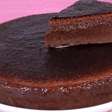 Sem farinha: receita cremosa do tradicional bolo de chocolate