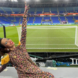 Brasileira gasta R$ 2,8 mil com looks e faz promessa por Copa após doença da mãe