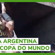 Torcedor argentino cai de viaduto ao tentar pular em onibus aberto da selecao em movimento