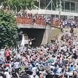 Torcedor cai ao tentar pular em ônibus da seleção argentina; veja o vídeo