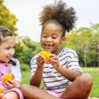 Saiba como estimular as crianças a comer frutas