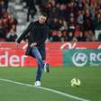 Campeão do Mundo, Scaloni é homenageado e dá tiro inicial em jogo do Campeonato Espanhol