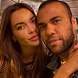Esposa posta foto de mãos dadas com Daniel Alves após ex-jogador deixar prisão