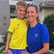 Azarenka veste filho de 'Brasil' e joga futebol com crianças