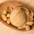 Sorvete vegano de amendoim com leite de coco e coco ralado
