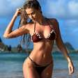 Trends de moda praia vão de metalizado a body chain