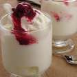 Frozen de iogurte com calda de frutas: sobremesa fácil e refrescante
