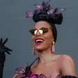 Anitta se veste de Carmen Miranda e homenageia cantora em seu bloco: 'Tinha que fechar o carnaval com ela'