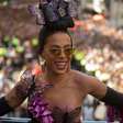 Bloco da Anitta arrasta multidão no RJ, homenageia Carmen Miranda e traz atração internacional