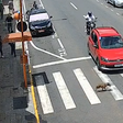 Motociclista atinge carro após motorista frear para cãozinho atravessar rua em MG; veja vídeo
