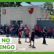 Crise no Flamengo: torcedores protestam em frente ao Ninho do Urubu