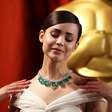 Com esmeraldas e diamantes valiosos, Sofia Carson chega escoltada para o Oscar