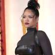 Grávida, Rihanna põe barriga para jogo no Oscar 2023