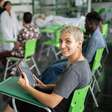 Como as escolas de tempo integral utilizam tecnologia e recursos digitais?