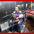 Mulher entrega celular antigo durante assalto a ônibus, e cena viraliza nas redes sociais