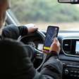 Usar celular ao volante pode render três tipos de multa