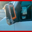 Motorista de van é multado pela PRF ao ser flagrado com espelho de banheiro como retrovisor