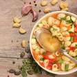 Sopa de macarro: a receita que faltava para te aquecer