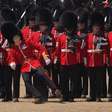 Guardas reais desmaiam durante treinamento em Londres