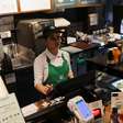 Funcionários da Starbucks nos EUA marcam greve por disputas sobre decoração no mês do orgulho LGBT+