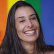 'Orgulho é ser quem você é', diz Sheilla Castro em foto com fundo da bandeira LGBTQIA+