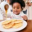 Por que bebês não podem comer mel? Pediatra explica