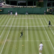 Vídeo: ativistas interrompem jogo em Wimbledon com confetes laranjas