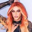 Pabllo Vittar cai no chão após erro de dançarinos em apresentação