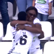 Zagueiro é expulso após abraçar a mãe ao marcar 1º gol profissional na Colômbia