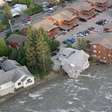 Casa é derrubada e levada por enchente após rompimento de geleira nos EUA; vídeo