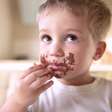 Criança pequena pode comer açúcar? Nutricionista comenta