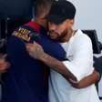 Com abraço em Mbappé, Neymar se despede do Paris Saint-Germain; assista