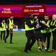 Homem invade final da Copa Feminina e protesta contra guerra na Ucrânia; veja