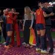 Beijo de presidente da Federação Espanhola em jogadora após título da Copa do Mundo feminina causa polêmica