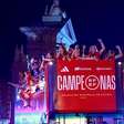 Campeãs mundiais são recebidas com festa e desfilam em Madri