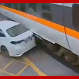 Motorista embriagado sai andando de carro após bater em trem de alta velocidade em Taiwan