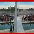 Apoiadores do presidente Lula dão 'boa tarde' coletivo em frente ao Palácio do Planalto