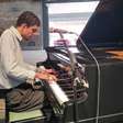 Pianista de Diadema supera adversidades e se destaca com repertório autoral