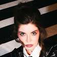 GKay usa look 'embrulhada para presente' em sua 1ª NYFW
