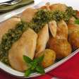 Frango grelhado com molho pesto: refeição saborosa em 20min